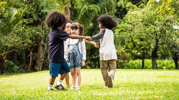 Grupo de crianças brincando juntas no parque — Fotografia de Stock
