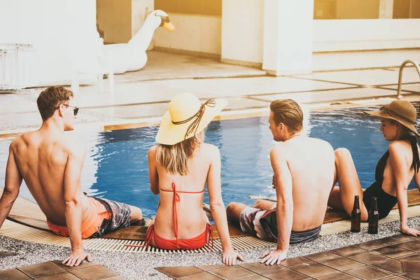 Bir yüzme havuzunda yaz zaman zevk arkadaş grubu. — Stok fotoğraf
