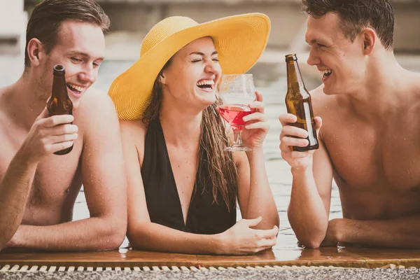 Grupo de amigos disfrutando de vacaciones en verano. Jóvenes divirtiéndose en la piscina — Foto de Stock