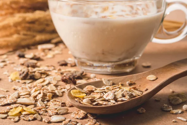 Una taza de leche con cereales en la mesa de madera. Concepto de desayuno saludable . — Foto de Stock