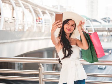 Kendi portresi yapım tarafından akıllı telefon alışveriş zevk sonra güzel ve genç birbayan. Tüketicilik ve yaşam tarzı kavramı