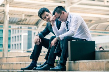 Yeni projede başarısız oldu sonra sinirli Asya genç iş adamı oturma açık, arkadaşları onun güvence vermek güvenilir yazıhane.