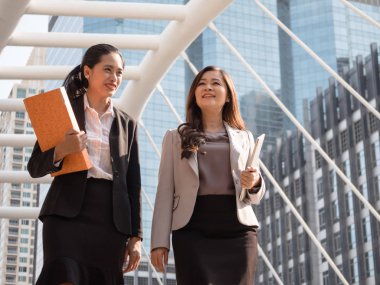 Dış office konuşma ve yürüme çekici iş kadınları.