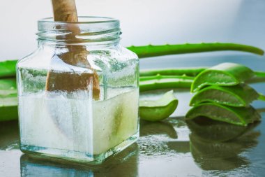 Taze aloe vera yakın çekim ve cam şişede jöle