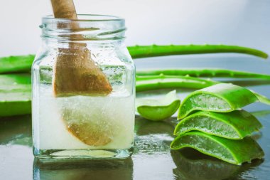 Taze aloe vera yakın çekim ve cam şişede jöle