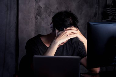 Evinizdeki bilgisayarda çalışma gece yorgun ve bitkin genç adam