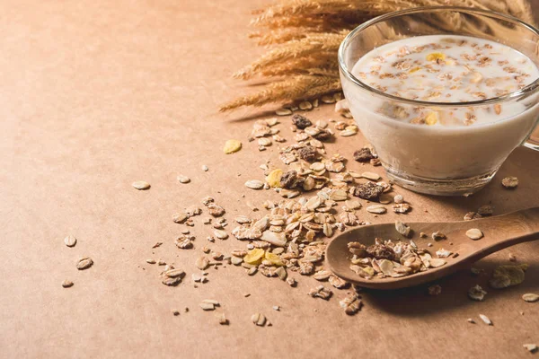 Una taza de leche con cereales en la mesa de madera. Concepto de desayuno saludable. espacio de copia . — Foto de Stock