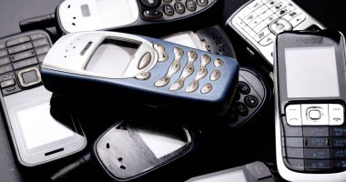 Siyah arka planda eski model cep telefonları..