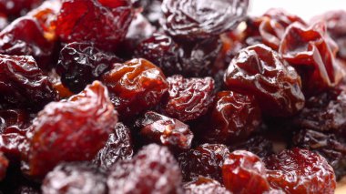 Masadaki kuru üzüm yığınını kapat..