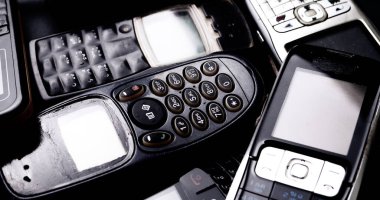 Siyah arka planda eski model cep telefonları..