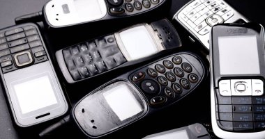 Siyah arka planda eski model cep telefonları..