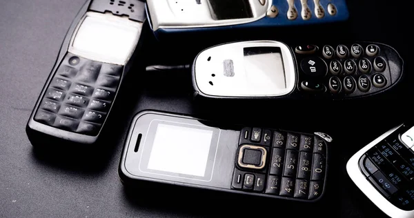 Haufen Alter Mobiltelefone Auf Schwarzem Hintergrund — Stockfoto