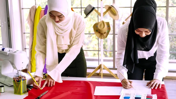 Hermosas Mujeres Musulmanas Dibujando Silueta Ropa Juntos Oficina —  Fotos de Stock