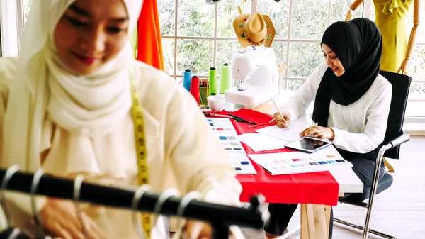 Gyönyörű Muszlim Nők Dolgoznak Együtt Ruhairodában — Stock Fotó