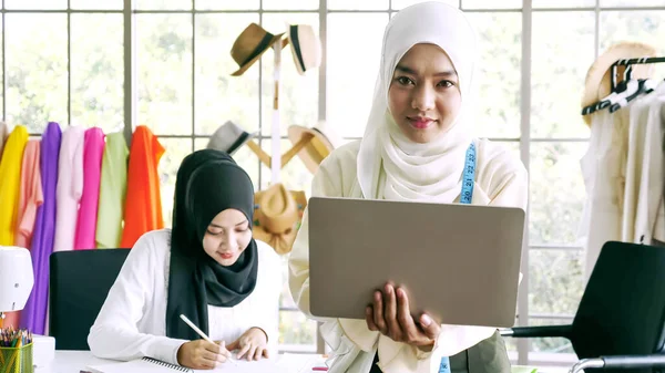 Heureuses Femmes Musulmanes Travaillant Ensemble Bureau Vêtements — Photo