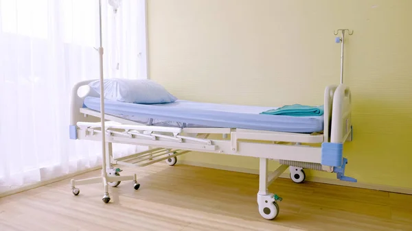 病院の部屋の隔離された病院のベッド — ストック写真