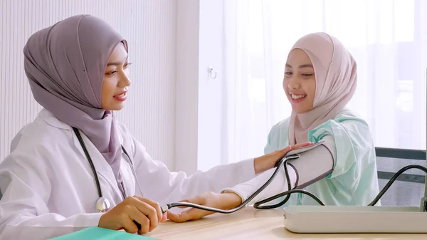 Muszlim Női Orvos Ellenőrzi Beteg Vérnyomását Kórházi Szobában — Stock Fotó
