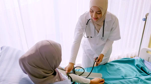 Muszlim Női Orvos Ellenőrzi Beteg Vérnyomását Kórházi Szobában — Stock Fotó