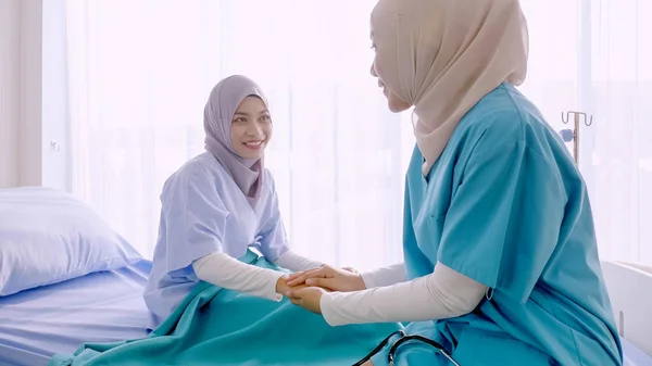 Muszlim Női Orvos Beszél Beteggel Kórházi Szobában — Stock Fotó