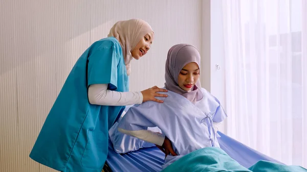 Physiothérapeute Musulmane Prenant Soin Patient Dans Chambre Hôpital — Photo
