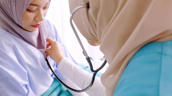 Muzułmańska Lekarka Sprawdzająca Stan Zdrowia Pacjenta Szpitalu — Zdjęcie stockowe