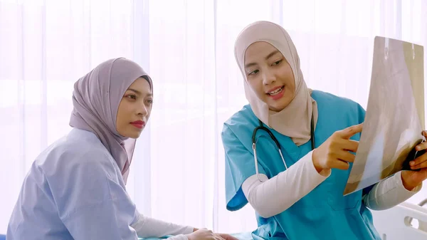 Muszlim Női Orvos Aki Kórházi Szobában Betegeknek Elemzi Betegséget — Stock Fotó
