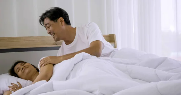 Feliz Asiático Pareja Durmiendo Juntos Dormitorio —  Fotos de Stock