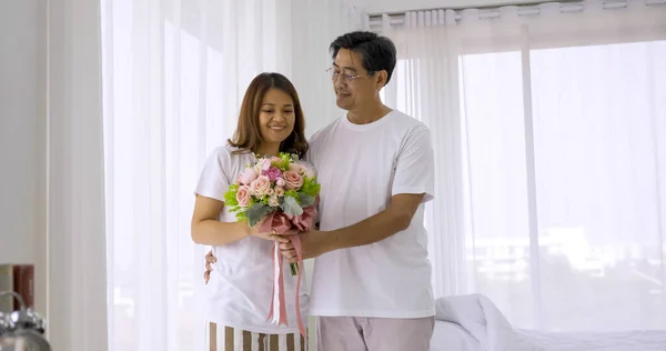 Mulher Feliz Recebendo Buquê Flores Seu Marido Quarto — Fotografia de Stock