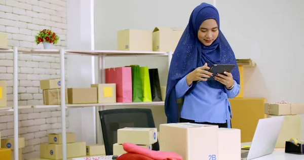Gyönyörű Muszlim Női Kereskedő Csinál Online Marketing Irodában — Stock Fotó