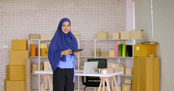 Indah Muslim Perempuan Merchandiser Melakukan Pemasaran Online Kantor — Stok Foto