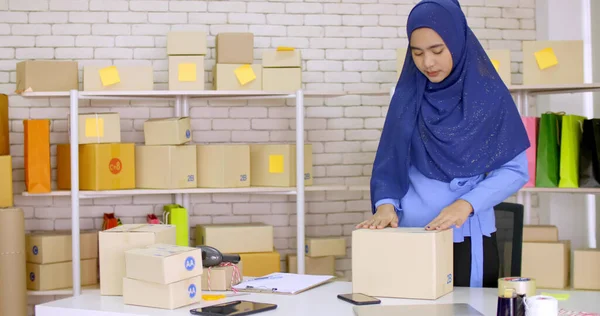 Hermosa Comerciante Musulmana Femenina Preparando Parcela Oficina —  Fotos de Stock