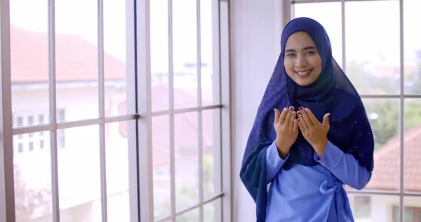 Portrait Happy Muslim Woman Standing Praying Room — Stock Photo, Image