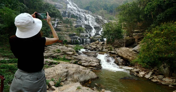 Frau Schwarzen Shirt Fotografiert Schönen Wasserfall Mit Dem Smartphone — Stockfoto