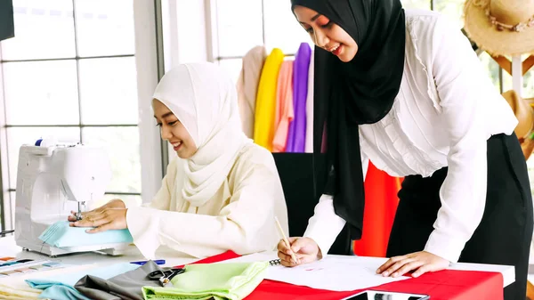 Beautiful Muslim Women Sketching Clothes Silhouette Together Office — Stock Photo, Image