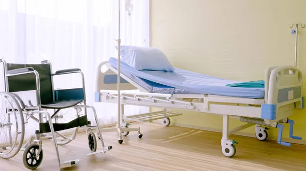 Krankenhausbett Und Rollstuhl Krankenhauszimmer — Stockfoto