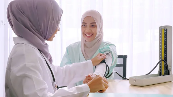 Muzułmańska Lekarka Sprawdzająca Ciśnienie Krwi Pacjenta Pokoju Szpitalnym — Zdjęcie stockowe