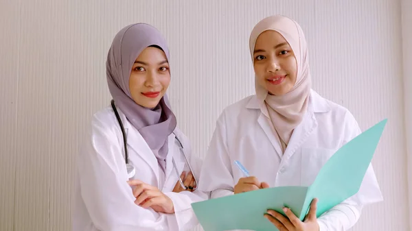 Muzułmańskie Kobiety Lekarz Asystenci Medyczni Stojący Razem Pokoju Szpitalnym — Zdjęcie stockowe