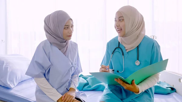 Muzułmańska Lekarka Rozmawiająca Pacjentem Szpitalu — Zdjęcie stockowe