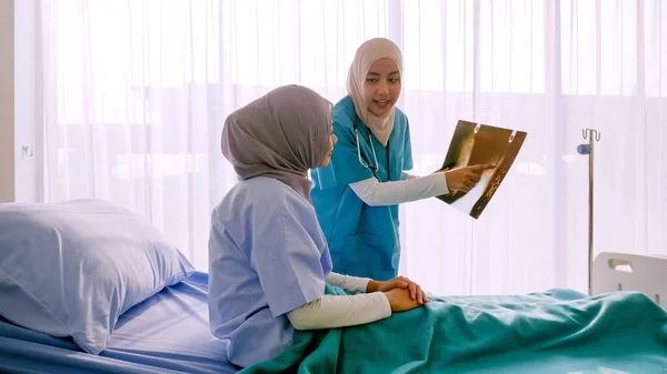 Мусульманская Женщина Врач Анализирует Болезни Пациентам Больничной Палате — стоковое фото