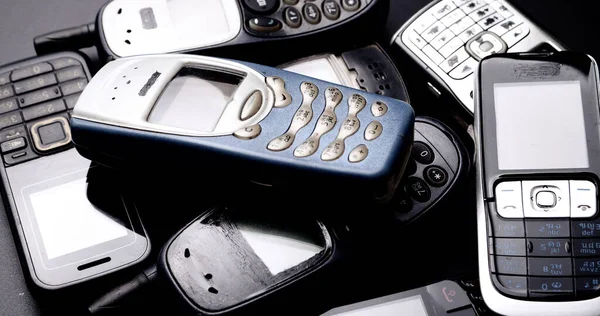 Haufen Alter Mobiltelefone Auf Schwarzem Hintergrund — Stockfoto