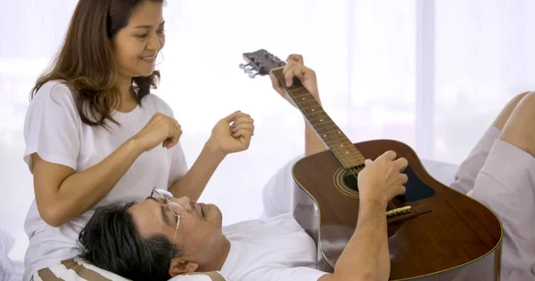 Happy Asian Lover Playing Guitar Singing Songs Together Bedroom — Stock fotografie