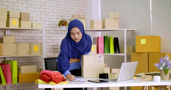 Vackra Muslimska Kvinnliga Handelsvaror Förbereder Paket Kontoret — Stockfoto