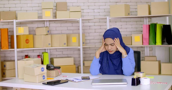 Femme Merchandiser Musulmane Obtenir Stress Travail Dans Bureau — Photo