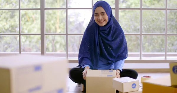 Heureuse Femme Merchandiser Musulmane Tenant Boîte Colis Dans Bureau — Photo