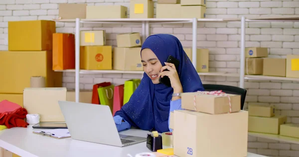 Beautiful Muslim Female Merchandiser Talking Buyer Office — Stock Photo, Image