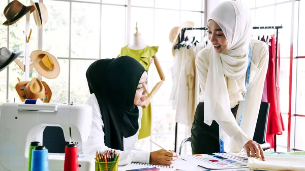 Belles Femmes Musulmanes Esquissant Des Vêtements Silhouette Ensemble Bureau — Photo