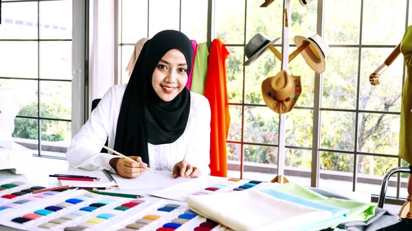 Beautiful Muslim Woman Sketching Clothes Silhouette Office — Stock Photo, Image