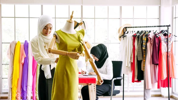Belles Femmes Musulmanes Travaillant Ensemble Bureau Vêtements — Photo
