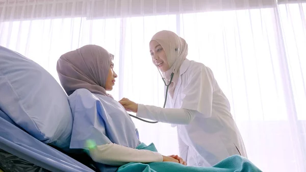 Muslimische Ärztin Überprüft Gesundheitszustand Ihrer Patientin Krankenzimmer — Stockfoto