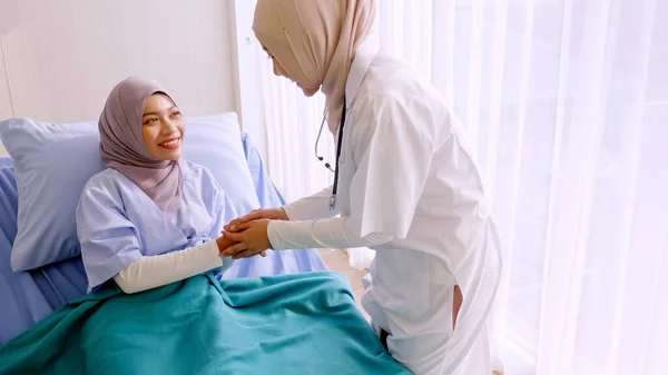 Muszlim Női Orvos Beszél Beteggel Kórházi Szobában — Stock Fotó